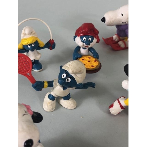 166 - Collectable figures, quantity of vintage Snoopy and Smurf character figures from the 1980s