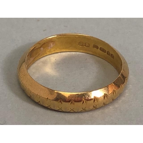 19 - 22ct Gold band approx size 'I' 3.3g