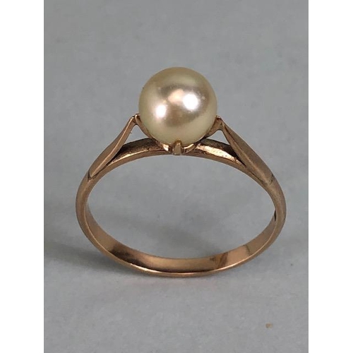 73 - 9ct gold ring set with a single cultured pearl approximately 2.45g size R