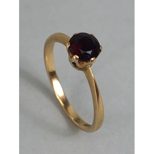 75 - Antique jewellery, 18ct yellow gold ring set with a single Garnet approximately size R and 3.0g