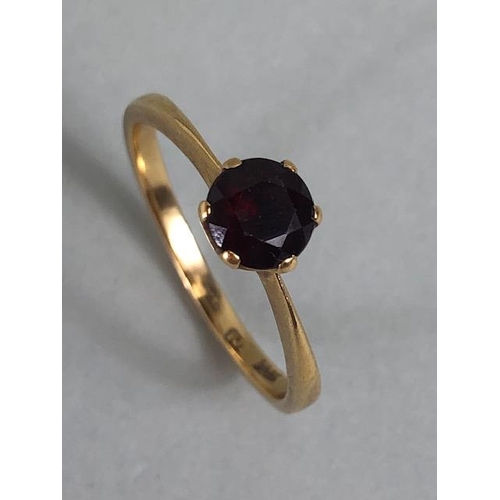 75 - Antique jewellery, 18ct yellow gold ring set with a single Garnet approximately size R and 3.0g