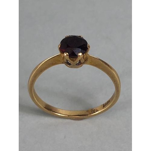 75 - Antique jewellery, 18ct yellow gold ring set with a single Garnet approximately size R and 3.0g