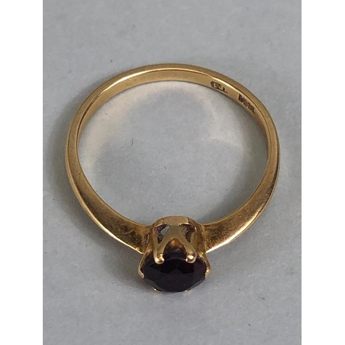 75 - Antique jewellery, 18ct yellow gold ring set with a single Garnet approximately size R and 3.0g