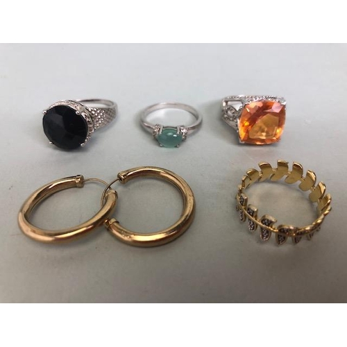 76 - Jewellery to include silver rings and a a pair of Gold coloured hooped earrings (5)