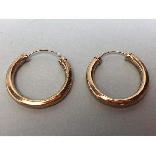 76 - Jewellery to include silver rings and a a pair of Gold coloured hooped earrings (5)