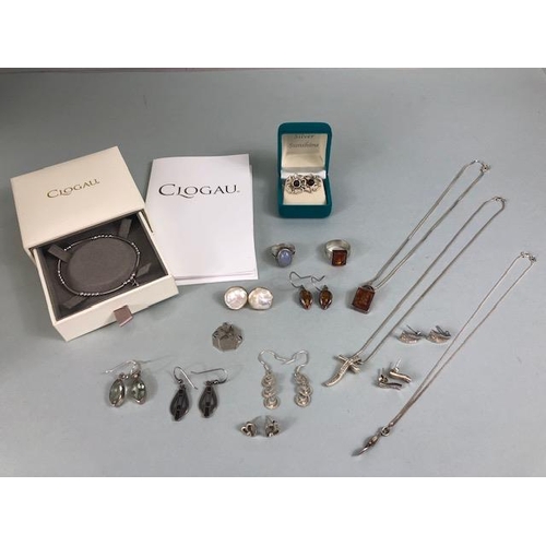 79 - Silver jewellery, collection of modern 925 and hallmarked silver jewellery to include earrings, ring... 