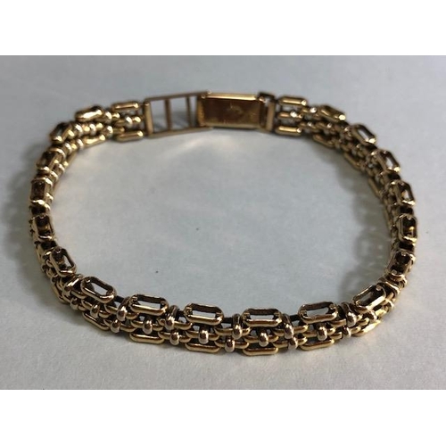 25 - 9ct Gold gate link style bracelet alternating three bar and two bar with adjustable clasp, approx 12... 