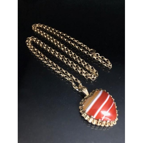 30 - 9ct Gold chain with a Heart shaped Agate pendant in a gold coloured mount, necklace approx 70cm in l... 