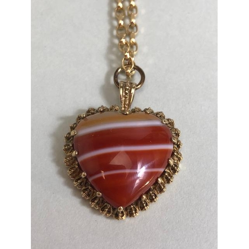 30 - 9ct Gold chain with a Heart shaped Agate pendant in a gold coloured mount, necklace approx 70cm in l... 