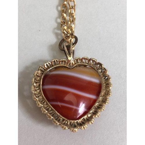 30 - 9ct Gold chain with a Heart shaped Agate pendant in a gold coloured mount, necklace approx 70cm in l... 