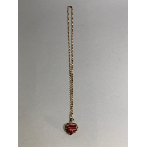 30 - 9ct Gold chain with a Heart shaped Agate pendant in a gold coloured mount, necklace approx 70cm in l... 