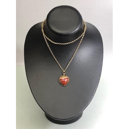 30 - 9ct Gold chain with a Heart shaped Agate pendant in a gold coloured mount, necklace approx 70cm in l... 