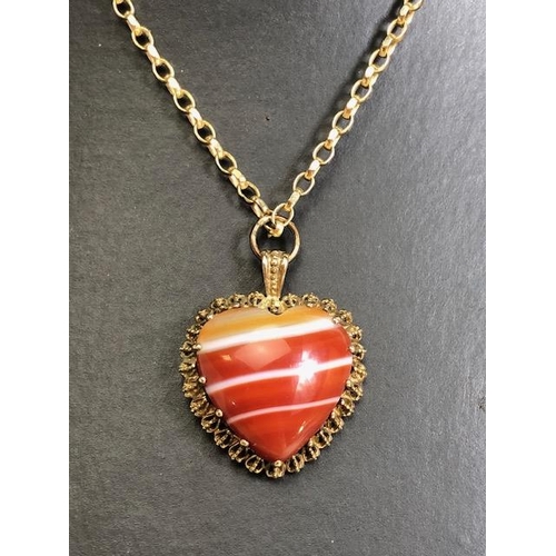 30 - 9ct Gold chain with a Heart shaped Agate pendant in a gold coloured mount, necklace approx 70cm in l... 