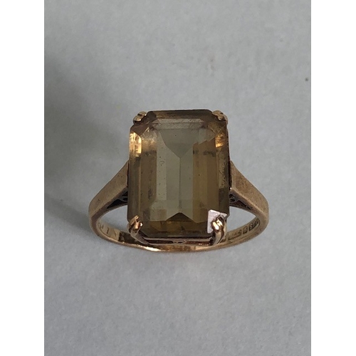 40 - 9ct gold hallmarked ring set with a baguette cut pale smoky quartz stone, approximately size N and 3... 