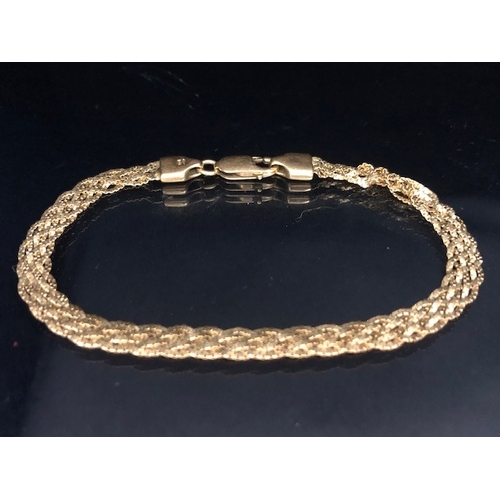 14 - 18ct Gold twist design bracelet A/F approx 19cm in length and 9.6g