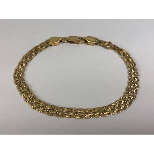 14 - 18ct Gold twist design bracelet A/F approx 19cm in length and 9.6g