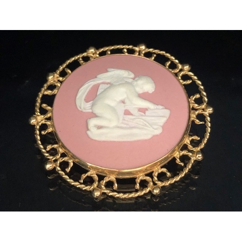 27 - Jasperware pink ground ceramic brooch in a 9ct Gold pierced design mount approx 3.6cm in diameter