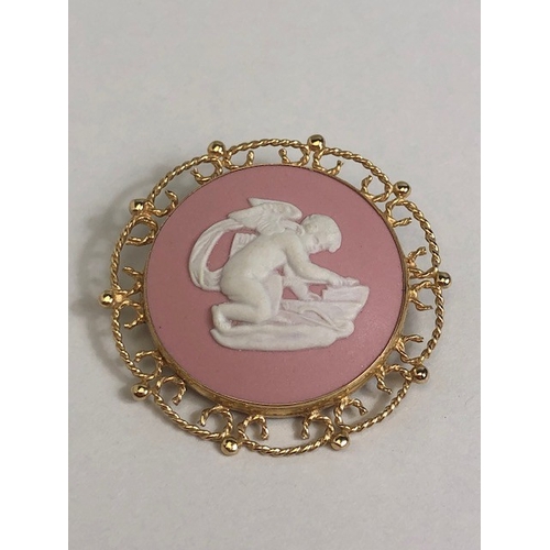 27 - Jasperware pink ground ceramic brooch in a 9ct Gold pierced design mount approx 3.6cm in diameter