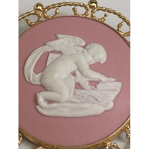 27 - Jasperware pink ground ceramic brooch in a 9ct Gold pierced design mount approx 3.6cm in diameter