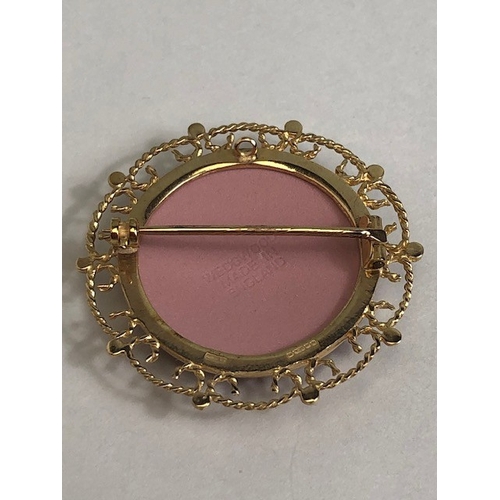 27 - Jasperware pink ground ceramic brooch in a 9ct Gold pierced design mount approx 3.6cm in diameter