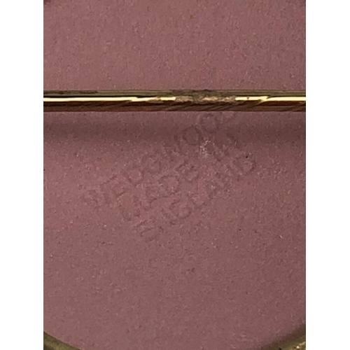 27 - Jasperware pink ground ceramic brooch in a 9ct Gold pierced design mount approx 3.6cm in diameter