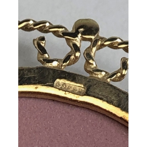 27 - Jasperware pink ground ceramic brooch in a 9ct Gold pierced design mount approx 3.6cm in diameter