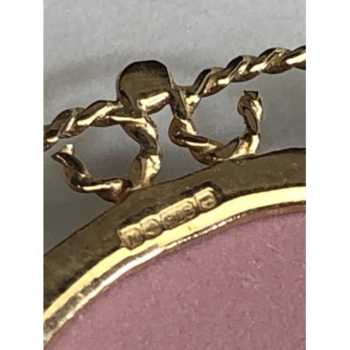27 - Jasperware pink ground ceramic brooch in a 9ct Gold pierced design mount approx 3.6cm in diameter