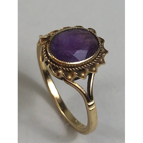 39 - 9ct Gold ring A/F (damage to decorative mount) size approx 'O'