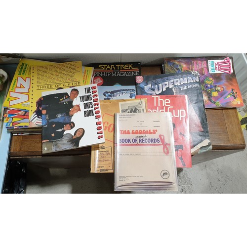 30 - A selection of vintage TV comedy books, Superman II ephemera, Star Trek magazine and Viz and AD 2000... 