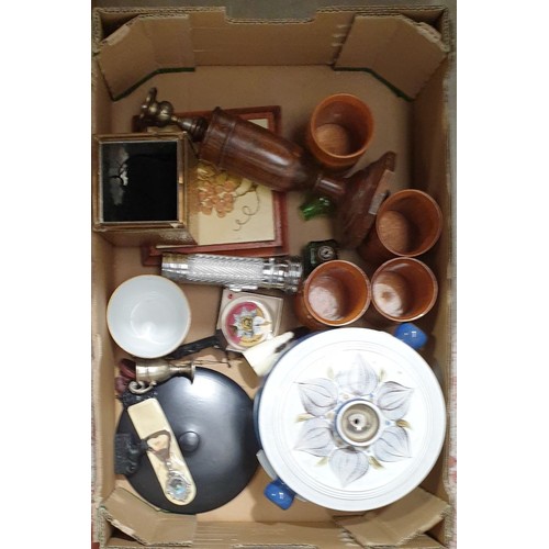 15 - A box including a Worcester Evesham sugar bowl. No in house shipping. Please arrange collection or a... 