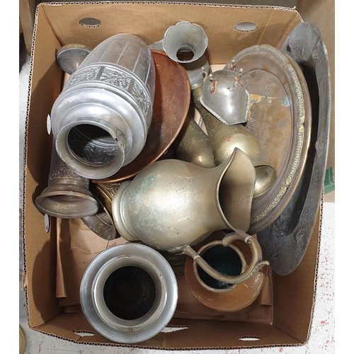 32 - A box of metal ware. No in house shipping. Please arrange collection or a shipper.