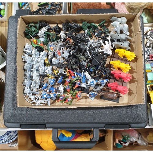 64 - War Hammer figures and a carrying case.