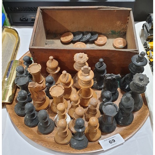 69 - Good quality vintage weighted boxwood chess pieces and droughts pieces.