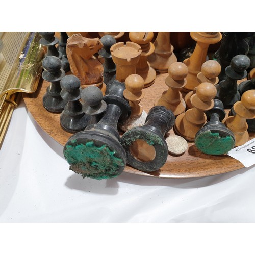 69 - Good quality vintage weighted boxwood chess pieces and droughts pieces.