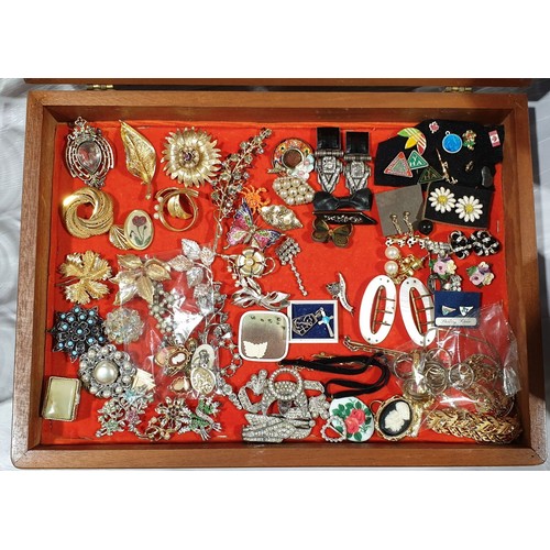 43 - Costume jewellery.