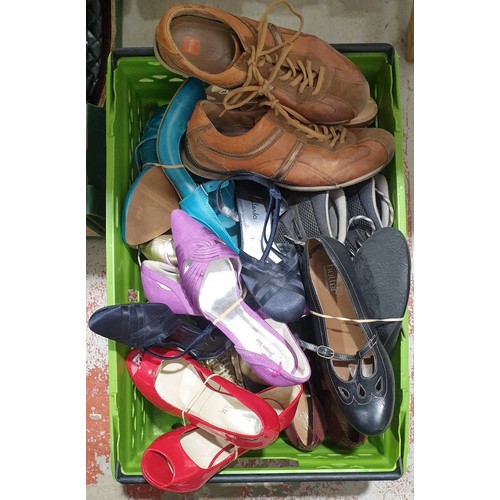 21 - A box of ladies shoes. No in-house shipping. Please arrange collection or your own packer and shippe... 