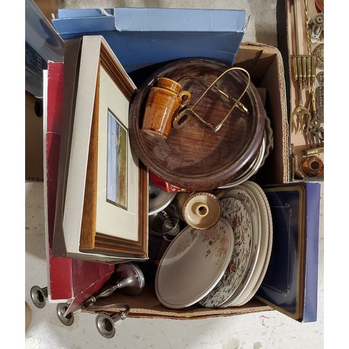 112 - A box of assorted including a wooden fruit bowl. No in-house shipping. Please arrange collection or ... 