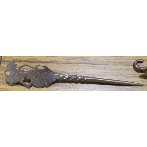 218 - A tray of collectables including an 800 silver item.

UK shipping £14.