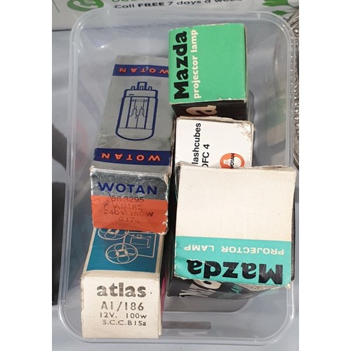 542 - A vintage projector and bulbs.

UK shipping £14.