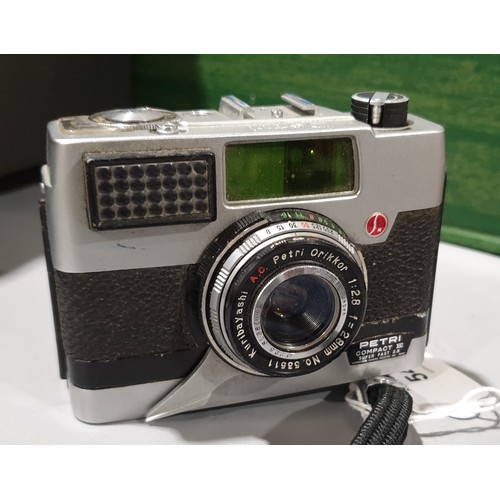 549 - A Petri Compact E camera.

UK shipping £14.
