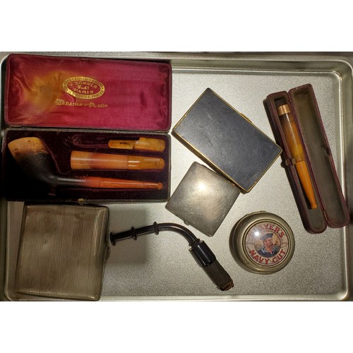 59 - A tray of smoking related items including a Cheroot holder with a 9ct gold collar.  

UK shipping £1... 