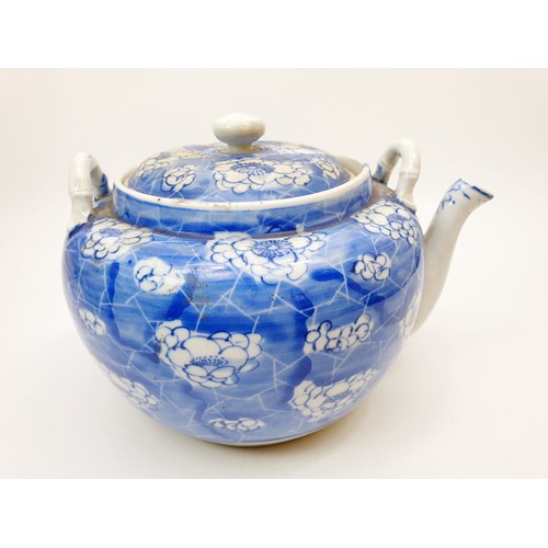 171 - A Chinese blue and white porcelain teapot, height 5.75