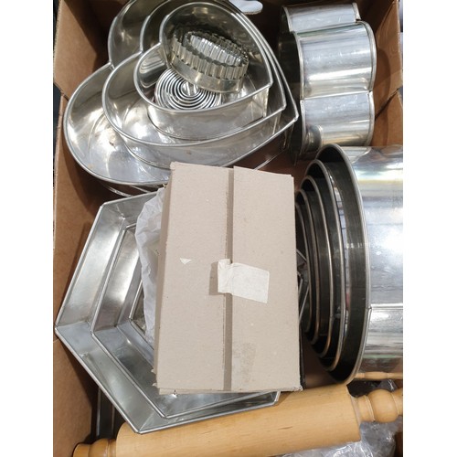 133 - A selection of stainless steel baking trays. UK shipping £14.