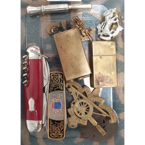 213 - Military badges, pen knives and assorted. UK shipping £14.