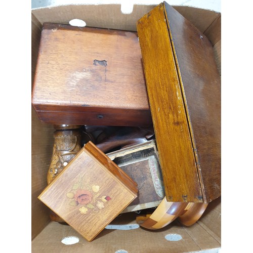 294 - A box of treen. UK shipping £14.