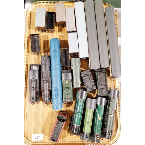 397 - A selection of 00 gauge engines and rolling stock. UK shipping £14.