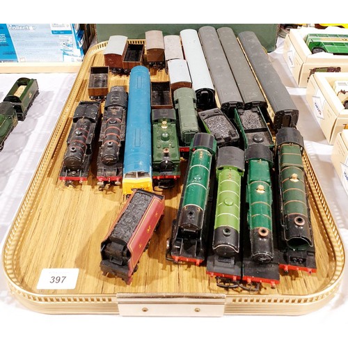 397 - A selection of 00 gauge engines and rolling stock. UK shipping £14.