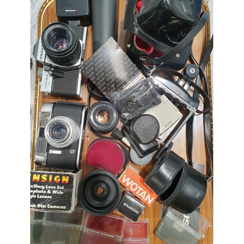 160 - A Praktica Super TL3 camera, a Voigtlander Vito CLR camera and camera accessories. UK shipping £14.