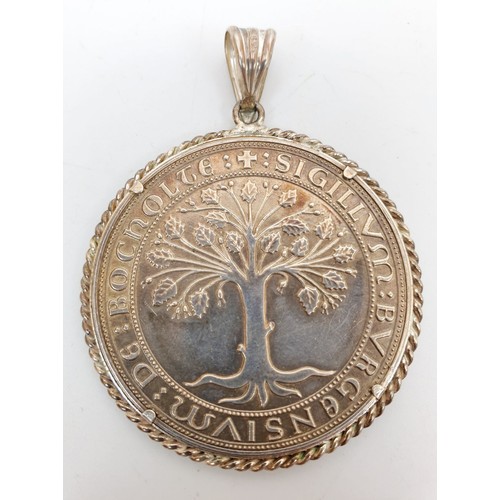 305 - A silver commemorative pendant, diameter 1.75