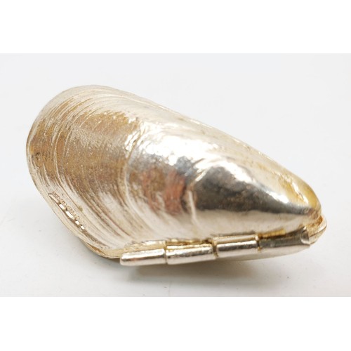 306 - A hallmarked silver spring hinged shell, London 1999, length 1.75